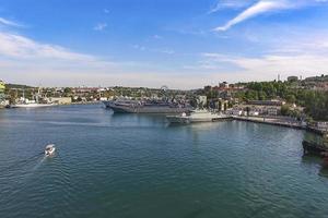 luchtfoto van het stadslandschap van sebastopol met uitzicht op de baai en oorlogsschepen