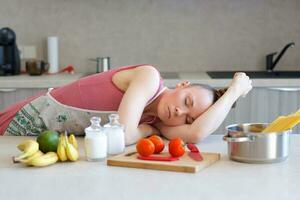 jong huisvrouw in de keuken foto