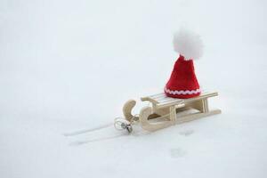 de kerstman claus hoed Aan een houten gemaakt slee. foto