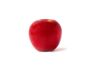 verse rode appel geïsoleerd op een witte achtergrond.