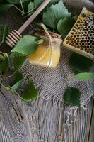 honing met berk schors extract in een glas fles. foto