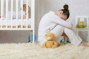 een jong depressief moeder in een postpartum periode foto