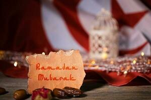 Ramadan mubarak is geschreven Aan een stuk van papier. Ramadan achtergrond. foto