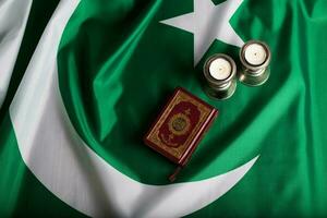koran en kaarsen Aan een vlag van Pakistan. foto