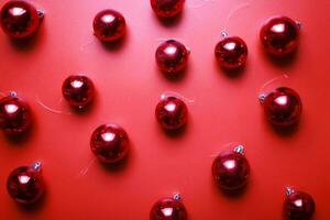 vlak leggen ballen voor de Kerstmis boom Aan een rood achtergrond. Kerstmis achtergrond foto