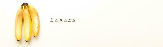 banier ronduit bananen. de woord bananen van houten brieven. veganisme, fruitarisme foto