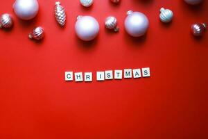 vlak leggen woord Kerstmis van houten brieven. ronduit Kerstmis speelgoed voor de Kerstmis boom foto