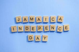 augustus 6, Jamaica onafhankelijkheid dag, vlag van Jamaica, minimalistisch banier met houten brieven foto