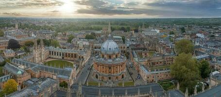 antenne visie over- de stad van Oxford met Oxford Universiteit. foto