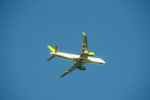 wit passagier vliegtuig vliegend in de lucht verbazingwekkend wolken in de achtergrond. reizen door lucht vervoer foto