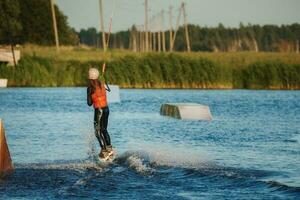 wakker worden instappen vrouw sportman meisje jumping hoog wakker worden instappen raley truc met reusachtig water plons in de kabel park foto