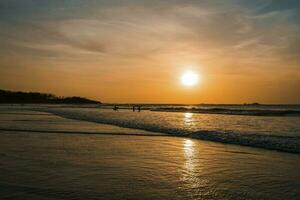 silhouet van vrienden met surfplanken wandelen Bij strand foto