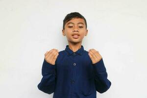 Indonesië moslim kind is bidden en verhogen zijn hand, religieus kind concept foto