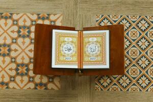 moslim heilig boek al-koran in de moskee, koran Aan een houten bord met ornament tegel foto