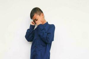 verdrietig jongen vervelend blauw overhemd geïsoleerd Aan wit achtergrond foto