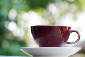 warme cappuccino-koffie geserveerd met melk en koffiebonen op tafel