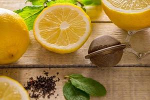 ingrediënten voor citroen- en muntthee, alternatieve geneeskunde. foto