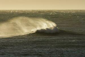 golven met sterk wind na een storm, Patagonië, Argentinië. foto