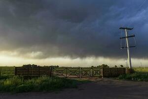 bedreigend storm wolken, pampa, Patagonië, Argentinië foto