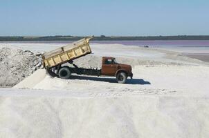 vrachtwagens lossen rauw zout massa, salinas grandes de hidalgo, la pampa, Patagonië, Argentinië. foto