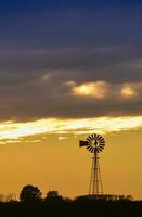 landschap met windmolen Bij zonsondergang, pampa, patagonië, argentinië foto