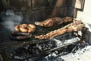 barbecue, gegrild worstjes en koe vlees , traditioneel Argentijns keuken foto