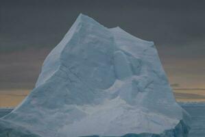 wild bevroren landschap, antarctica foto