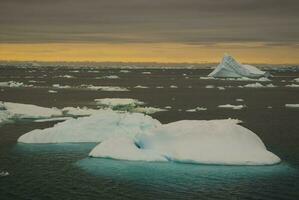 ijsberg, ijs, wild bevroren landschap, antarctica foto