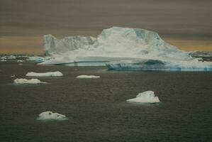 ijsberg, ijs, wild bevroren landschap, antarctica foto