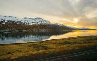 de landschap visie van besneeuwd bergen reeks in de fjord van oosten- IJsland gedurende de zonsopkomst. foto