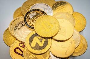 dichtbij omhoog van divers soorten van cryptogeld token munten. cryptogeld is een digitaal of virtueel valuta dat is beveiligd door cryptografie. foto