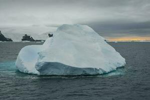 wild bevroren landschap, antarctica foto