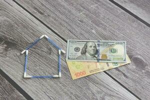 kopen een huis, besparing concept in dollars foto