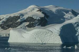 drijvend ijs, in de buurt de antarctisch schiereiland. foto