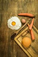 oranje deeg bun voor noedels met ingrediënten Aan de tafel. foto