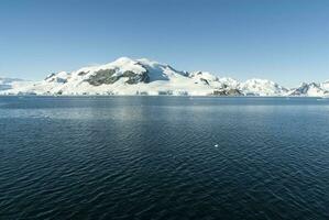 stuk van ijs gestrand Aan de strand in neko haven, antarctica. foto