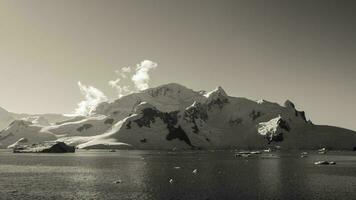zee en bergen landschap in antarctica foto
