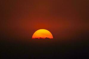 oranje zonsondergang met wolken. foto