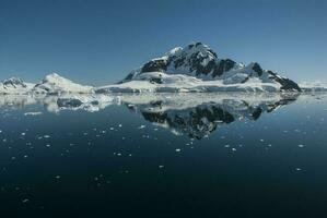 lemaire zeestraat kust, bergen en ijsbergen, antartica foto