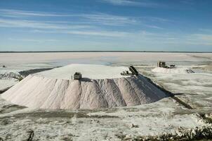 vrachtwagens lossen rauw zout massa, salinas grandes de hidalgo, la pampa, Argentinië. foto