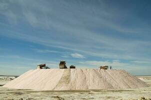 vrachtwagens lossen rauw zout massa, salinas grandes de hidalgo, la pampa, Argentinië. foto