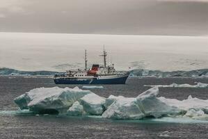 expeditie schip, reis in antarctisch landschap, paulet eiland, in de buurt de antarctisch schiereiland foto