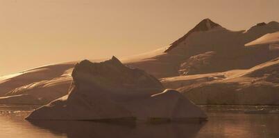 paradijs baai gletsjers en bergen, antartiek schiereiland, antarctica.. foto