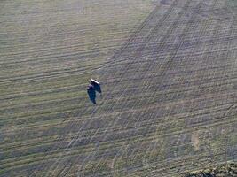 trekker en zaaimachine, direct zaaien in de pampa, Argentinië foto