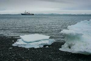 expeditie schip, reis in antarctisch landschap, paulet eiland, in de buurt de antarctisch schiereiland foto