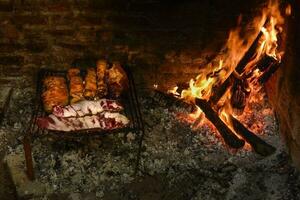 koe ribben vlees gegrild, gekookt met hout vuur, la pampa, Argentinië foto