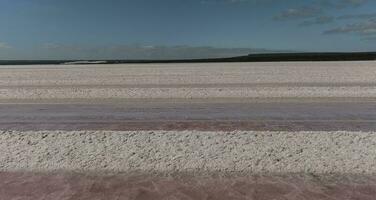 zout lagune bereid naar extract rauw zout, mijnbouw industrie in Argentinië foto