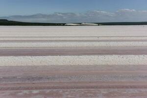 zout lagune bereid naar extract rauw zout, mijnbouw industrie in Argentinië foto