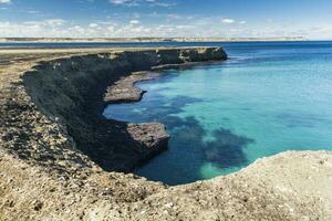 kust- landschap met kliffen in Patagonië Argentinië foto