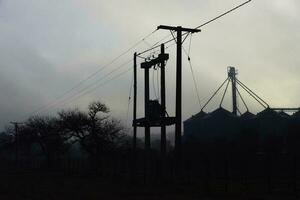 electisch lijn en opslagruimte staal silo's, buenos aires provincie, Patagonië, Argentinië foto